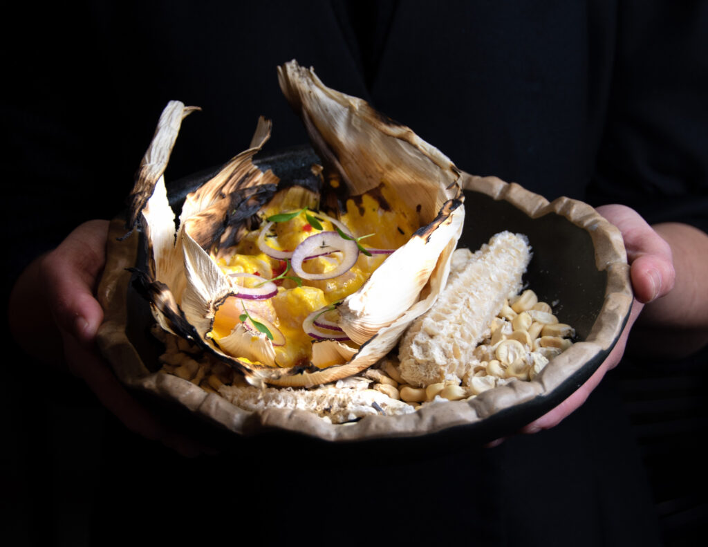 eller mit warmem Ceviche, Plato de Ceviche caliente, Plate of warm Ceviche.